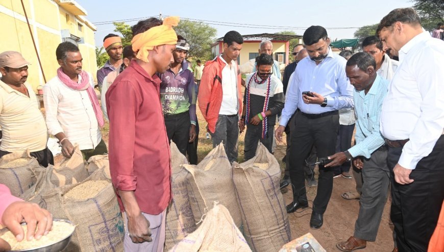 प्रभारी सचिव डॉ. एस. भारतीदासन ने धान खरीदी केंद्रों का निरीक्षण किया, किसानों से ली व्यवस्थाओं की जानकारी