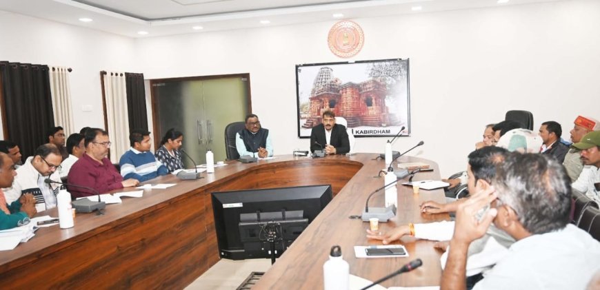 कलेक्टर ने समिति प्रबंधकों की बैठक लेकर धान खरीदी व्यवस्था सुचारू करने दिए निर्देश