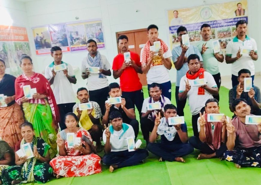 सुकमा में आत्मसमर्पित माओवादियों को मिला नया जीवन–पथ, 5G स्मार्टफोन वितरित