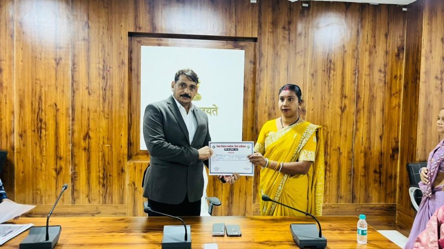 एसआईआर में शत-प्रतिशत फॉर्म डिजिटाइजेशन करने वाले 25 बीएलओ सम्मानित