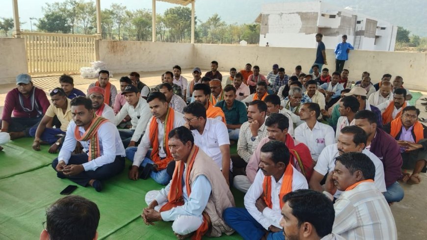 उपमुख्यमंत्री विजय शर्मा के निर्देश पर गौ अभ्यारण निर्माण के लिए अधिकारियों व ग्रामीणों की संयुक्त बैठक