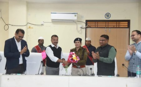 अंबिकापुर में महिला थाना प्रभारी सुनीता भारद्वाज को कलेक्टर ने किया सम्मानित