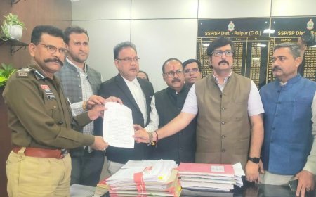 लालपुर के निस्तारी तालाब को बचाने कलेक्टर को सौंपा गया ज्ञापन, निवासियों ने की तत्काल सुधार की मांग