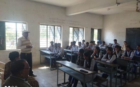 नेपानगर में यूनिवर्सल हेल्थ कवरेज डे पर जागरूकता शिविर का आयोजन, पीएलवी ने दी स्वास्थ्य अधिकारों और योजनाओं की जानकारी