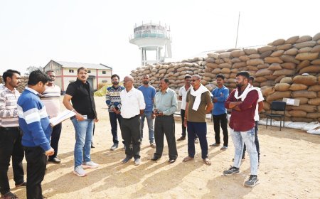 कलेक्टर गोपाल वर्मा ने इंदौरी धान उपार्जन केंद्र का किया निरीक्षण, रकबा समर्पण में तेजी के निर्देश