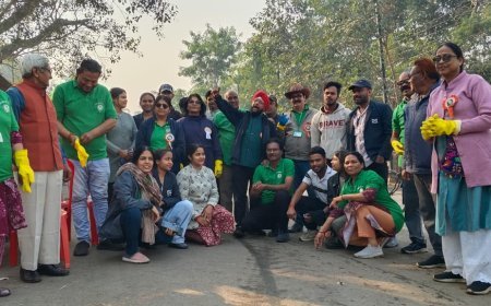 महाराजबंध तालाब में तीसरे दिन भी ग्रीन आर्मी का स्वच्छता अभियान जारी, 25 से अधिक दुर्गा-गणेश झांकियों के अवशेष हटाए गए