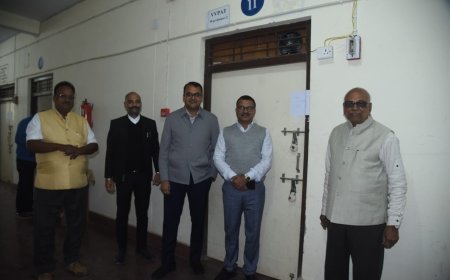 अंबिकापुर में ईवीएम स्ट्रांग रूम का त्रैमासिक निरीक्षण, राजनीतिक दलों की मौजूदगी में हुई जांच