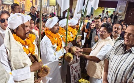रायपुर ब्राइट फाउंडेशन ने गुरु घासीदास जयंती शोभा यात्रा में संतों का किया पुष्पों से स्वागत