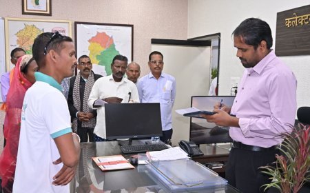 कलेक्टर के निर्देश पर चैतू राम को तत्काल मिला श्रवण यंत्र, जनदर्शन में 77 आवेदनों पर शीघ्र निराकरण के निर्देश