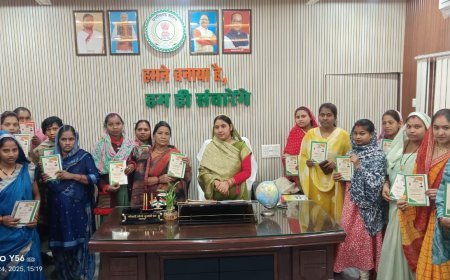 बांकीमोंगरा नगर पालिका अध्यक्ष सोनी विकास झा ने बांटे BPL राशन कार्ड, हितग्राहियों के खिले चेहरे