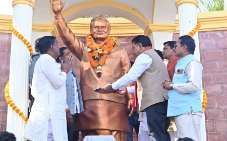 अटल जयंती पर उपमुख्यमंत्री विजय शर्मा ने अर्पित किए श्रद्धासुमन, कहा—छत्तीसगढ़ के निर्माता थे अटल जी