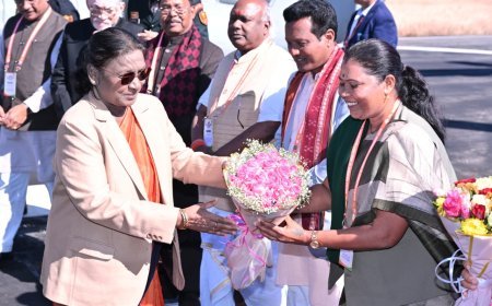 जशपुर के आगडीह हवाई पट्टी पर राष्ट्रपति द्रौपदी मुर्मू का भव्य स्वागत, अंतर्राज्यीय जन संस्कृति समागम में होंगी शामिल