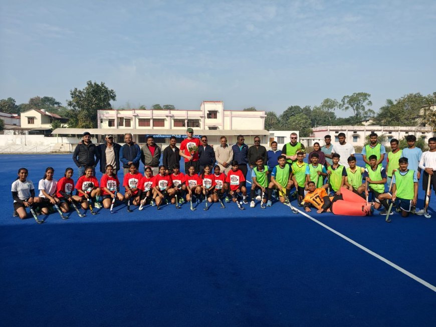 बालाघाट में हॉकी सद्भावना मैच: इंग्लैंड के फिन और विल ने बहन की याद में आयोजन किया