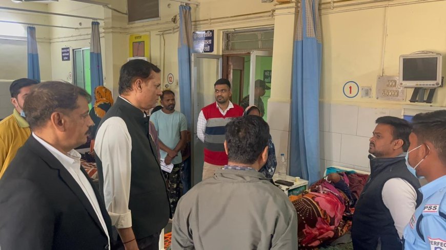 संभागायुक्त एस.एन. राठौर ने कलेक्टर के साथ जिला अस्पताल कवर्धा का किया निरीक्षण