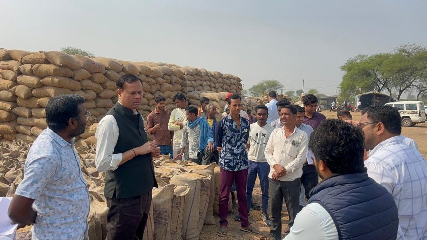 संभागायुक्त एस.एन. राठौर ने धान खरीदी केंद्रों का किया औचक निरीक्षण