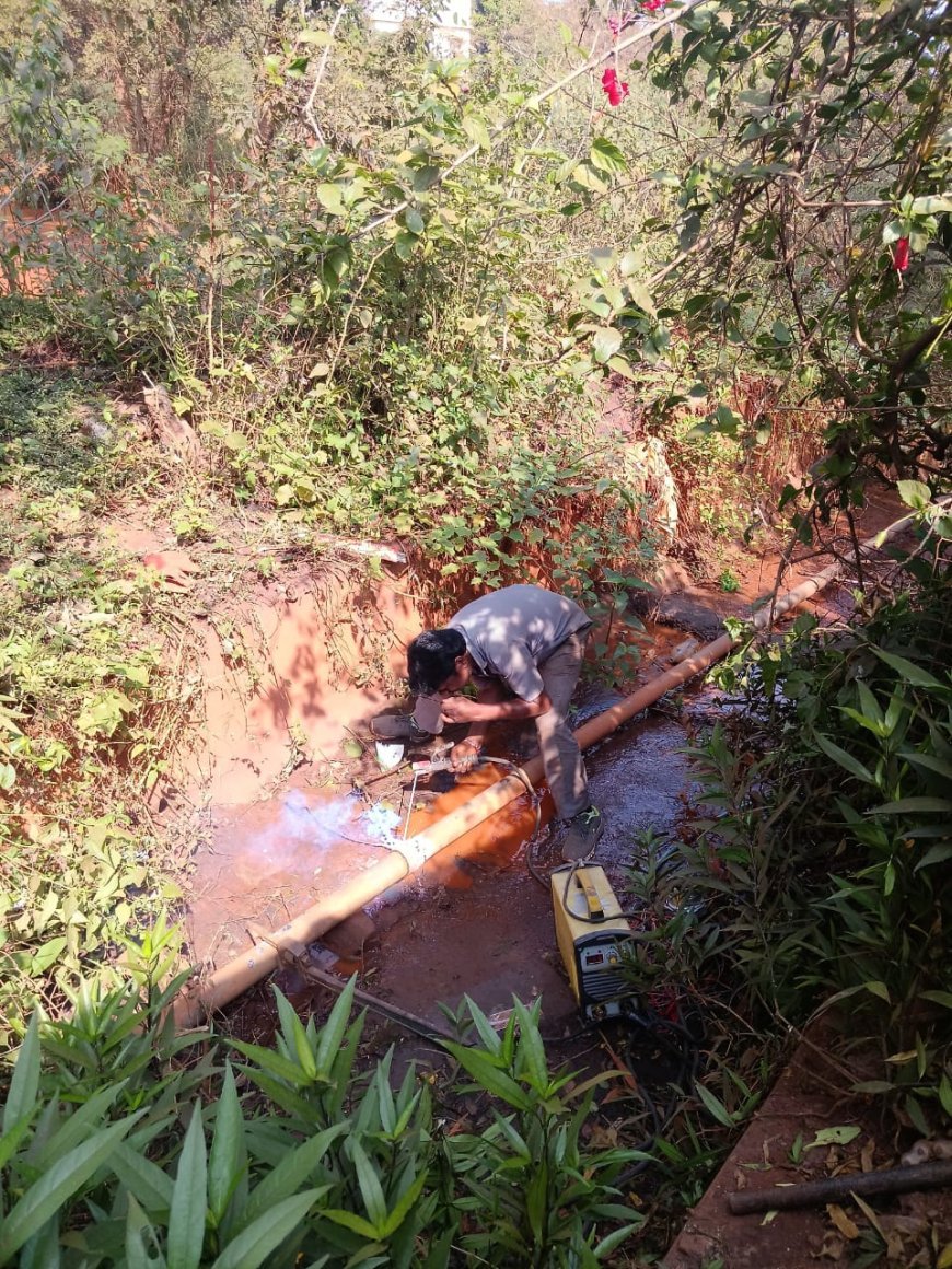 बचेली वार्ड 10 में तीन दिन बाद बहाल हुई जलापूर्ति, समाजसेवी बालाजी डाकूआ ने खुद ठीक की पाइपलाइन