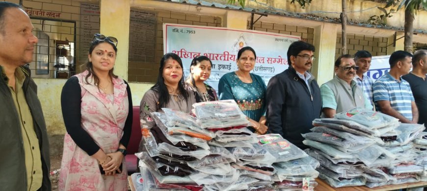 अग्रवाल सम्मेलन रायगढ़ इकाई ने विद्यालयों में बच्चों को बांटे गर्म स्वेटर