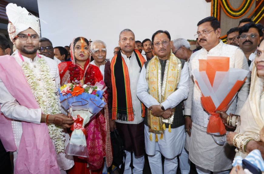 मुख्यमंत्री विष्णुदेव साय ने बनोरा अघोर गुरुपीठ में लिया गुरु दर्शन, नवदंपत्ति को दिया आशीर्वाद