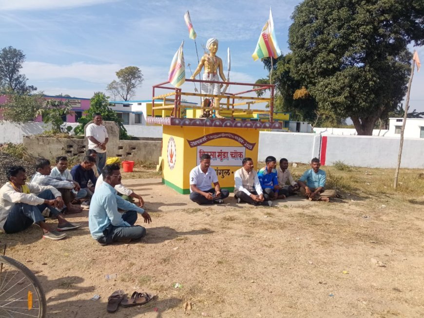 भगवान बिरसा मुंडा की प्रतिमा क्षतिग्रस्त, आदिवासी समाज में आक्रोश, गिरफ्तारी तक धरने पर बैठे ग्रामीण