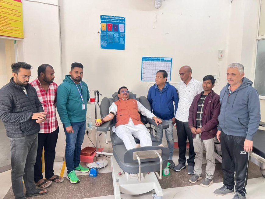 जिला चिकित्सालय में सांसद ज्ञानेश्वर पाटील ने किया रक्तदान, मानवता की मिसाल पेश की