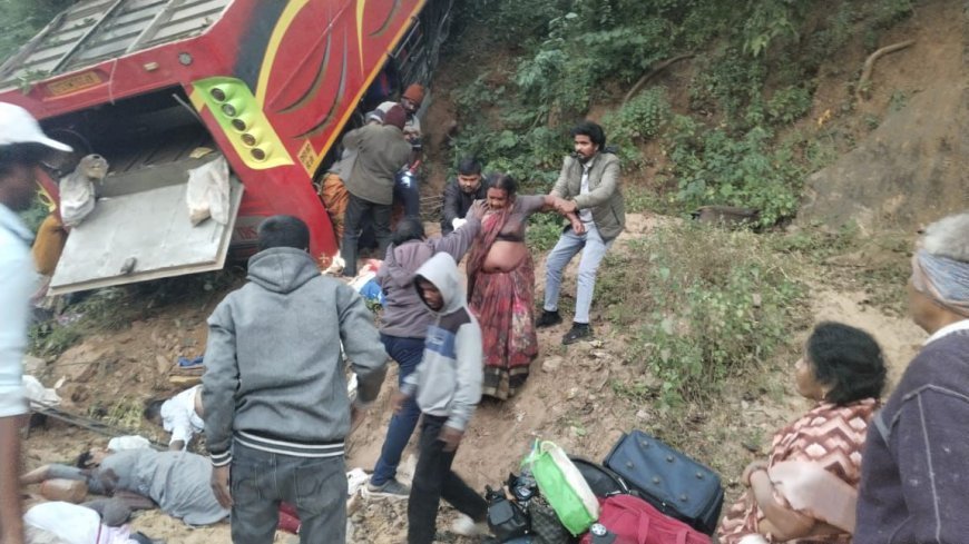 आंध्र प्रदेश के मारेडमिल्ली घाट में भीषण सड़क हादसा: प्राइवेट बस खाई में गिरने से 8 की मौत, कई घायल