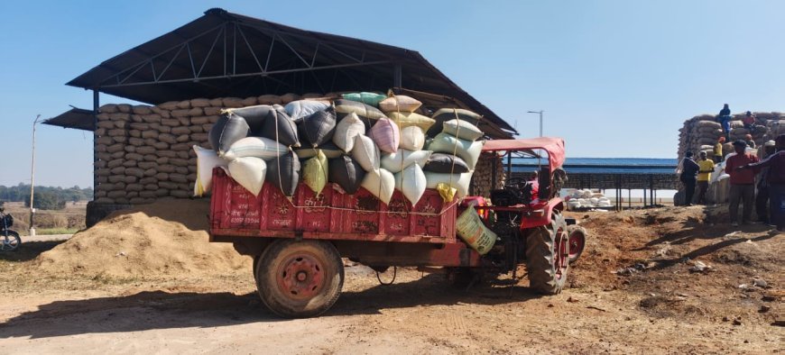 कुसमी धान मंडी में बड़ा हादसा: ट्रैक्टर पलटने से किसान हरिमोहन एक्का की मौत, अव्यवस्थित प्रबंधन पर उठे सवाल