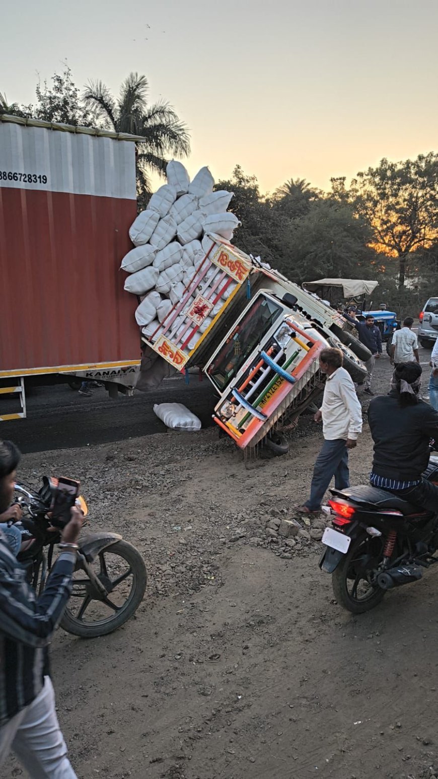 देवास के कन्नौद में अनियंत्रित ओवरलोड पिकअप पलटी, बड़ा हादसा टला