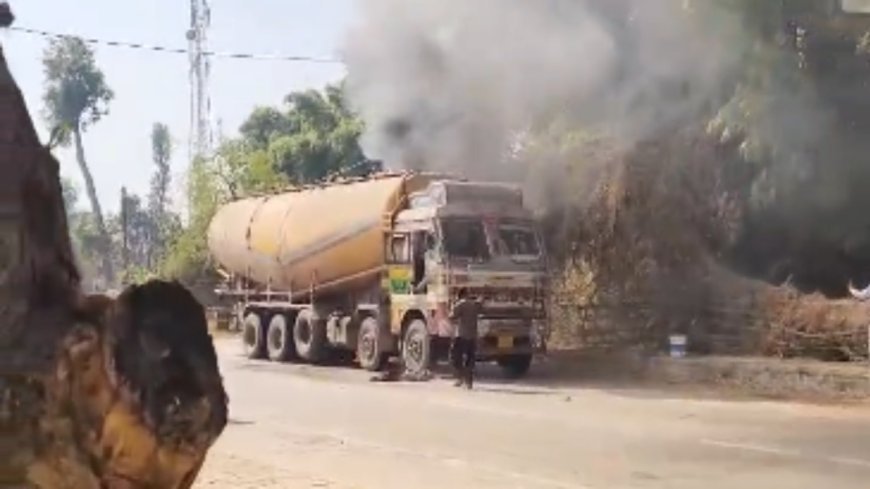 चलती ट्रक में लगी आग, चालक और ग्रामीणों की सूझबूझ से टला बड़ा हादसा