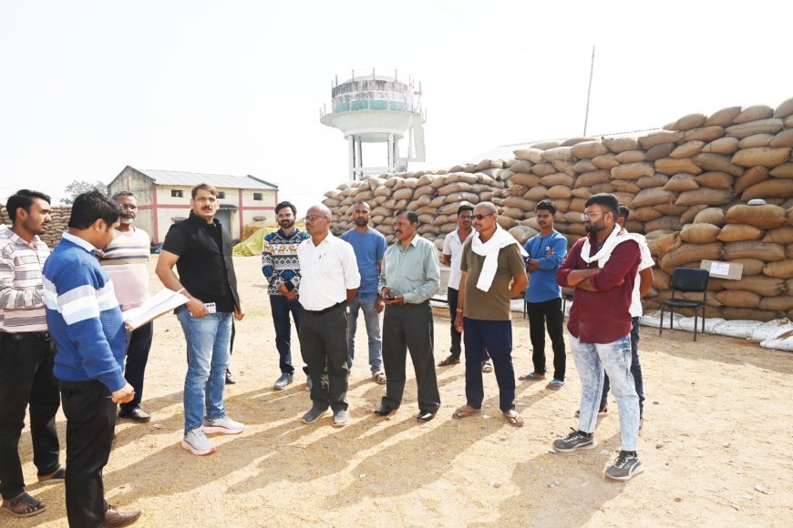 कलेक्टर गोपाल वर्मा ने इंदौरी धान उपार्जन केंद्र का किया निरीक्षण, रकबा समर्पण में तेजी के निर्देश