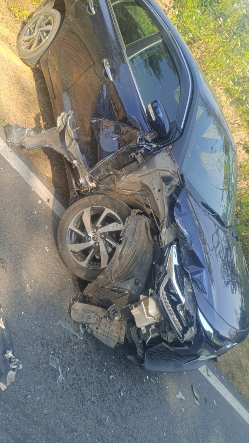 गीदम–कारली मार्ग पर तूफान और कार की भीषण टक्कर, बड़ा हादसा टला