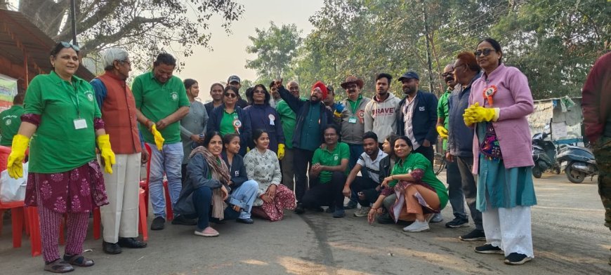 महाराजबंध तालाब में तीसरे दिन भी ग्रीन आर्मी का स्वच्छता अभियान जारी, 25 से अधिक दुर्गा-गणेश झांकियों के अवशेष हटाए गए