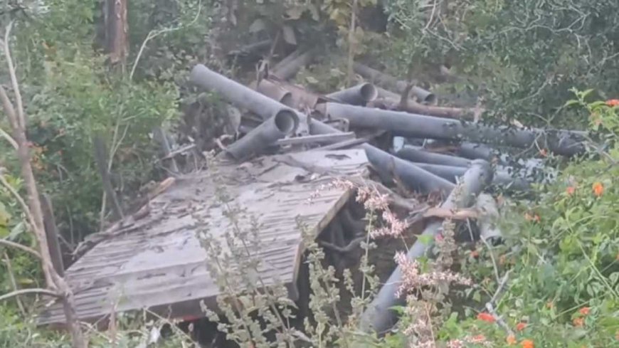 पाइप से भरा ट्रक अनियंत्रित होकर खाई में गिरा, ड्राइवर की दबने से दर्दनाक मौत, वाहन हुआ चकनाचूर