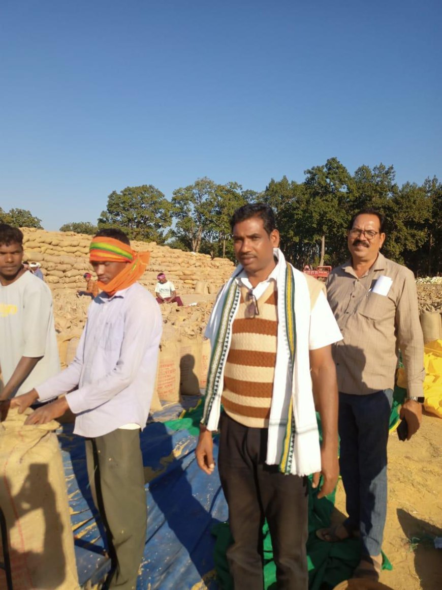 केशकाल न्यूज़ : किसान कांग्रेस जिला अध्यक्ष हिरालाल नेताम ने बांसकोट धान खरीदी केंद्र का किया औचक निरीक्षण