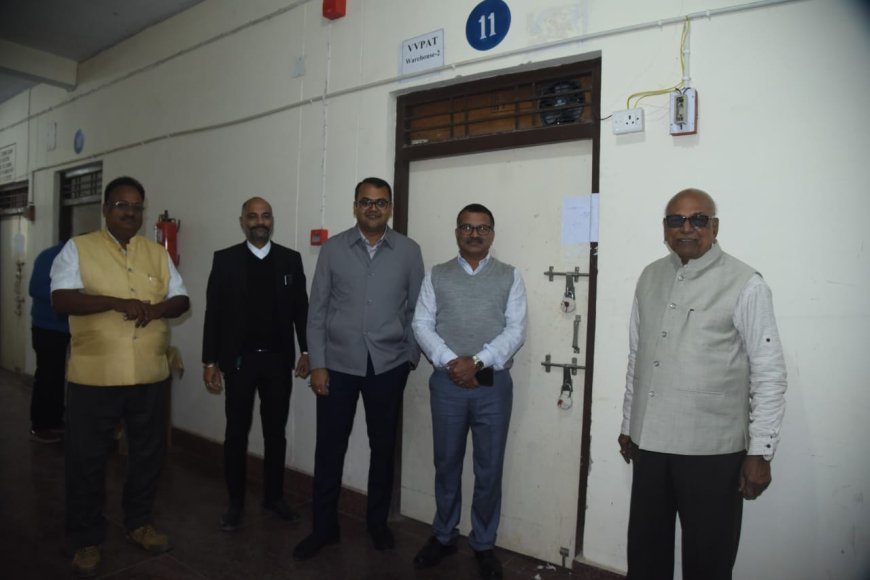 अंबिकापुर में ईवीएम स्ट्रांग रूम का त्रैमासिक निरीक्षण, राजनीतिक दलों की मौजूदगी में हुई जांच