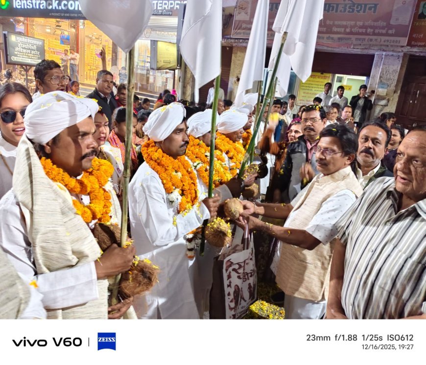 रायपुर ब्राइट फाउंडेशन ने गुरु घासीदास जयंती शोभा यात्रा में संतों का किया पुष्पों से स्वागत