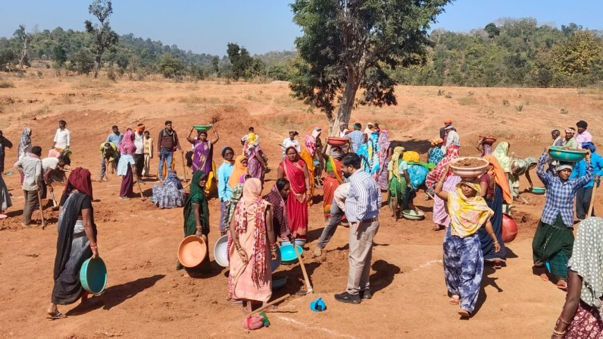 मनरेगा कार्यों का निरीक्षण करने फील्ड पहुंचे जिला पंचायत सीईओ अजय कुमार त्रिपाठी