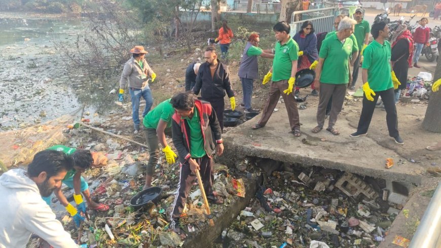 ग्रीन आर्मी का ऐतिहासिक अभियान: महाराजबंध तालाब सफाई के 10 दिन पूरे, प्रतिदिन निकल रहा 2 ट्रक कचरा