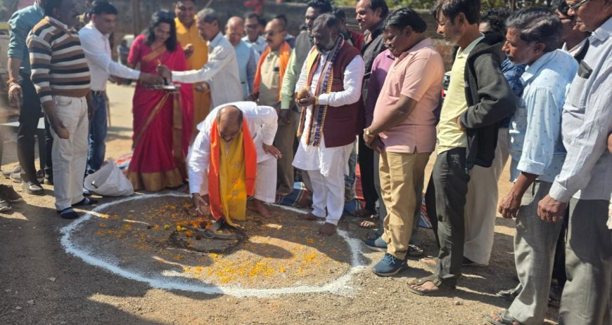 उत्तर विधायक पुरंदर मिश्रा ने आंगनबाड़ी भवन, सामुदायिक भवन एवं सीसी रोड मंझीपारा निर्माण कार्यों का किया भूमिपूजन