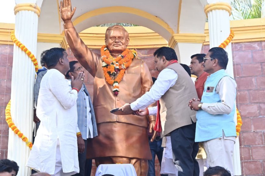 अटल जयंती पर उपमुख्यमंत्री विजय शर्मा ने अर्पित किए श्रद्धासुमन, कहा—छत्तीसगढ़ के निर्माता थे अटल जी
