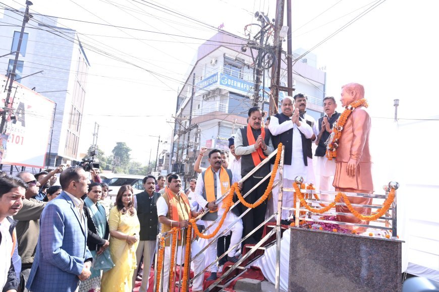 सुशासन दिवस पर अटल जी को नमन, उत्तर विधायक पुरंदर मिश्रा ने अटल चौक में किया श्रद्धासुमन अर्पण