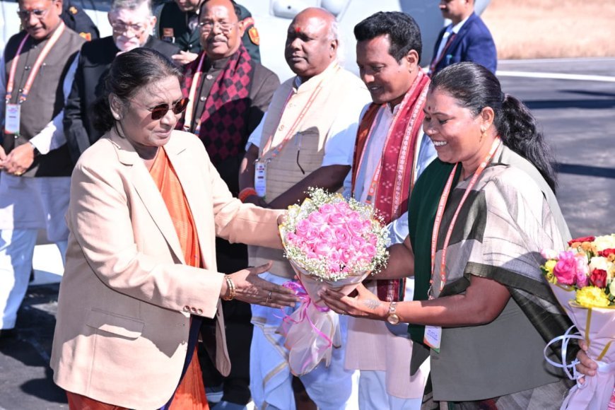 जशपुर के आगडीह हवाई पट्टी पर राष्ट्रपति द्रौपदी मुर्मू का भव्य स्वागत, अंतर्राज्यीय जन संस्कृति समागम में होंगी शामिल