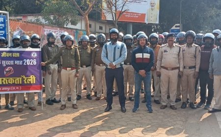 राष्ट्रीय सड़क सुरक्षा माह: जशपुर में जिला प्रशासन व पुलिस की हेलमेट रैली, सुरक्षित यातायात का दिया संदेश