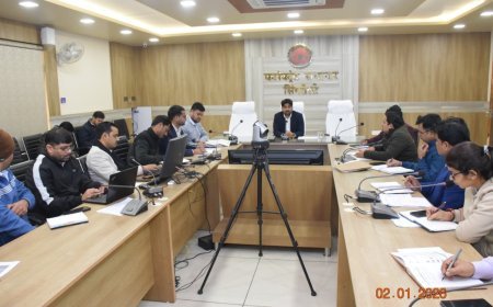 सिंगरौली: कलेक्टर गौरव बैनल की अध्यक्षता में राजस्व अधिकारियों की समीक्षा बैठक, समय-सीमा में प्रकरण निपटाने के निर्देश