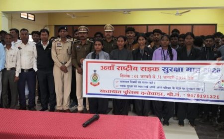 एनएमडीसी डीएवी आईटीआई भांसी में राष्ट्रीय सड़क सुरक्षा माह के तहत यातायात पुलिस दंतेवाड़ा का जागरूकता कार्यक्रम आयोजित