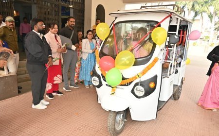 धमतरी में कलेक्टर ने दिव्यांग सायरा बानो को सक्षम प्रोजेक्ट के तहत ई-रिक्शा सौंपा