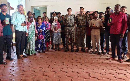 नारायणपुर साइबर पुलिस का “मोबाइल वापसी” अभियान: 35 गुम मोबाइल लौटाए, 5.38 लाख की संपत्ति स्वामियों को सौंपी