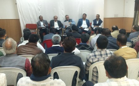 पीएम सूर्य घर योजना में लापरवाही बर्दाश्त नहीं: उपभोक्ताओं के घर पहुंचकर लाभ दिलाएं सोलर एजेंसियां आर. ए. पाठक