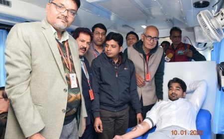 स्वामी विवेकानंद जयंती पर सेवा की मिसाल: कलेक्टर गौरव बैनल ने विशाल रक्तदान शिविर में किया रक्तदान