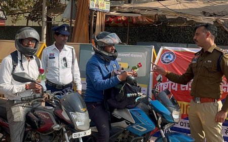 सड़क सुरक्षा माह 2026: सीटबेल्ट व हेलमेट पहनने वाले वाहन चालकों को यातायात पुलिस ने गुलाब व चॉकलेट देकर किया सम्मानित