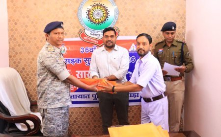 राष्ट्रीय सड़क सुरक्षा माह के तहत दंतेवाड़ा में सारथी सम्मान, 18 अनुशासित वाहन चालकों को किया गया सम्मानित